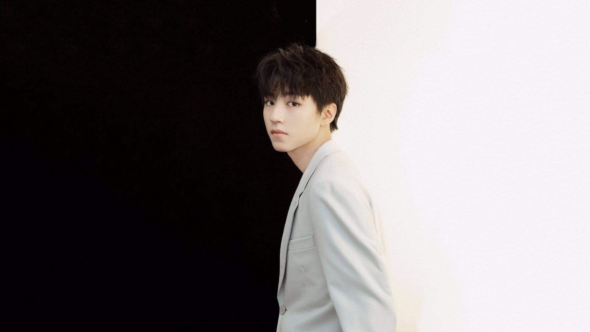 kaiyun官方网站-球场上的“明星救星”：那些在关键时刻挺身而出的球员，明星球员篮球